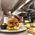 Préparation du Double G, burger d’Aubrac de Gourmet & Glouton, en cuisine pendant le service des Terrasses Musicales.