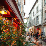 Terrasse de Gourmet & Glouton animée pendant les Terrasses Musicales 2026 avec Cadillac Rumble à Chaudes-Aigues.