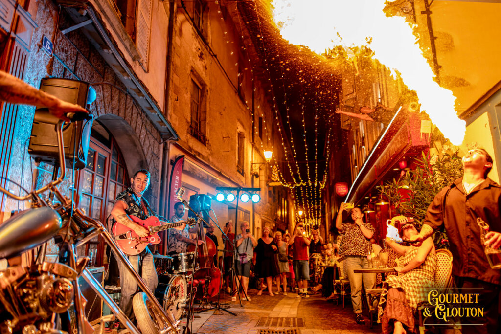 Enzo Petit Dragon crache du feu dans la rue Notre-Dame d’Août pendant le concert de Wild Karma à Chaudes-Aigues