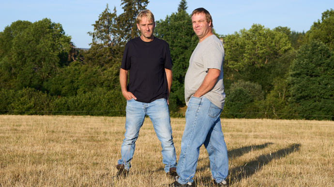 Nicolas et Samuel Verdier debout dans un pré, éleveurs de Ferrandaises dans le Puy-de-Dôme