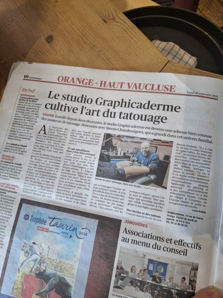Article de La Provence du 28 septembre 2026 sur Graphicaderme Orange, illustré par Steven Chaudesaigues en séance de tatouage.