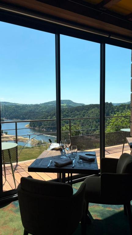 Salle de restaurant du Panoramic à Garabit avec vue sur le lac de Grandval